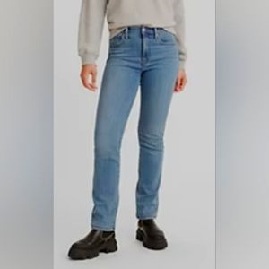 Women's 724 Levi's Straight  leg jeans.